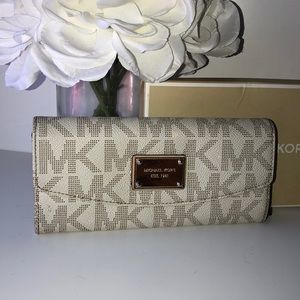 Michael kors monogram wallet
